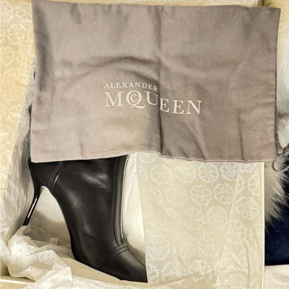 ALEXANDER MCQUEEN
Black leather ankle boots
Women’s size 9 US - Picture 13 of 14